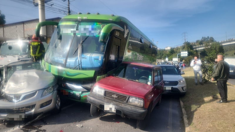 Choque múltiple en la Av. Simón Bolívar, al ingreso a Nayón