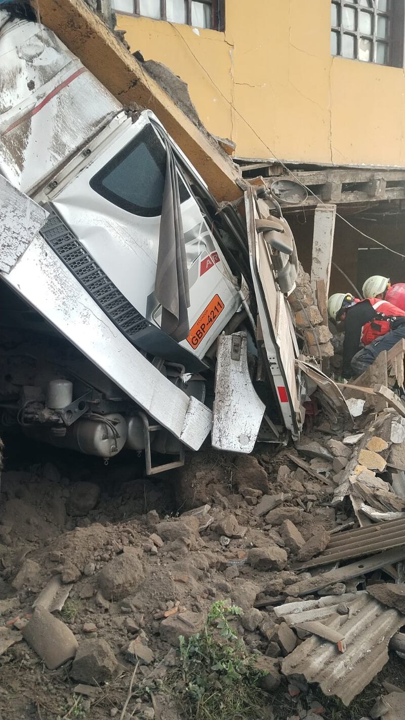 Personas resultaron heridas luego de que un trailer se impactó contra una vivienda en la vía Alóag-Santo Domingo