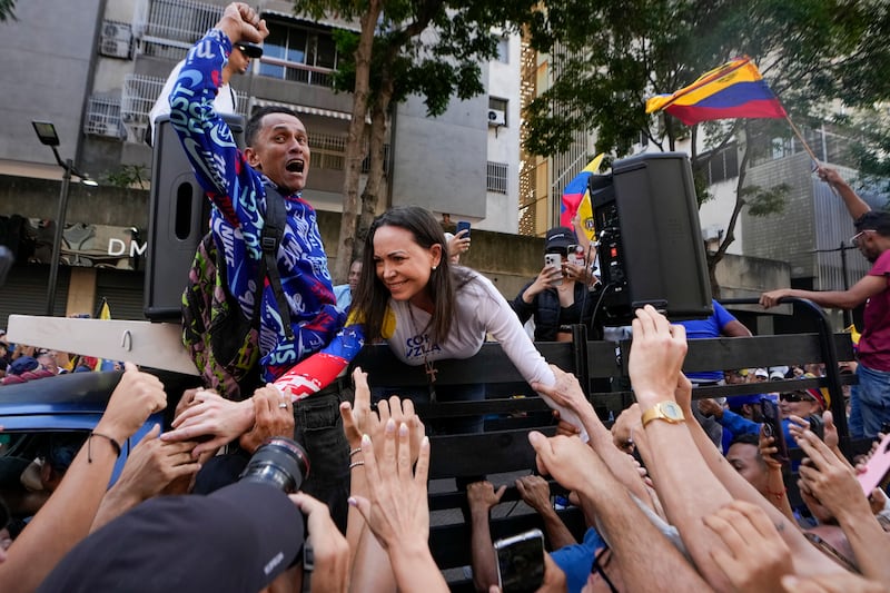 La líder opositora María Corina Machado se dirige a sus partidarios durante una protesta contra el presidente Nicolás Maduro el día antes de su investidura para un tercer mandato en Caracas, Venezuela, el jueves 9 de enero de 2025.