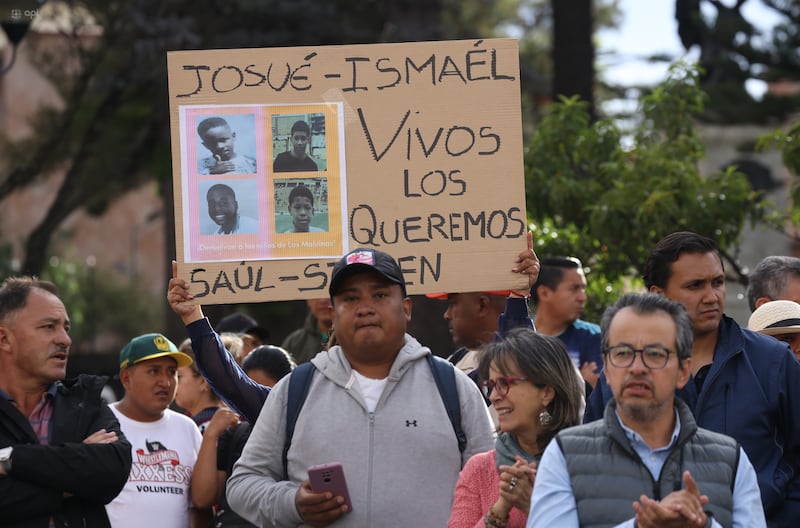 Familiares y colectivos sociales realizaron un  plantón exigiendo el regreso de los cuatro niños desaparecidos, en las afueras de la Fiscalía General.