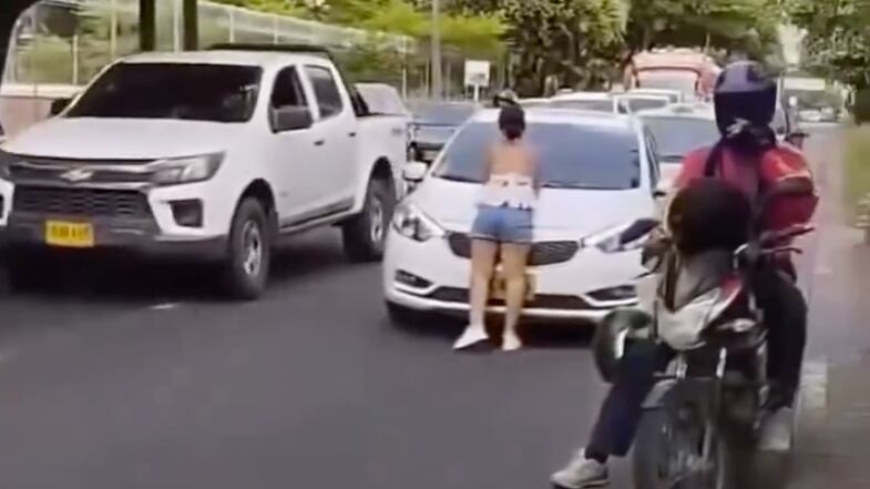 Mujer paralizó el tráfico en plena calle luego de que descubriera infidelidad de su pareja.