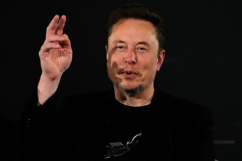 ARCHIVO  - Elon Musk, dueño de la red social X, gesticula durante un evento con el primer ministro británico Rishi Sunak en Londres, 2 de noviembre de 2023. (AP Foto/Kirsty Wigglesworth, Pool, File)