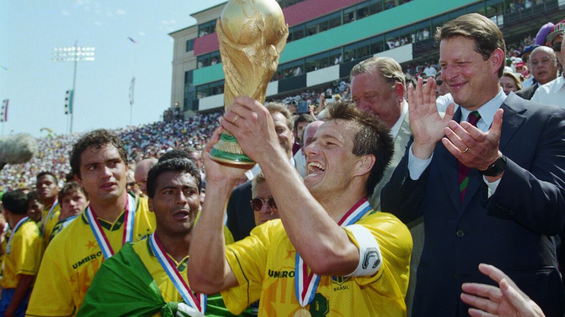 Los brasileños levantan la Copa en Estados Unidos 1994.