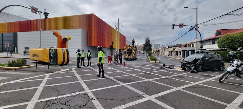 Una buseta escolar se volcó tras accidente en el norte de Quito