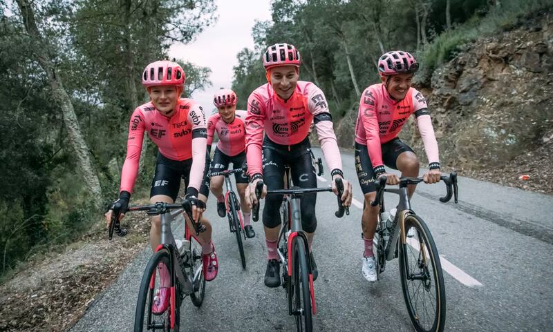 Richard Carapaz ya tiene uniforme con su nuevo equipo