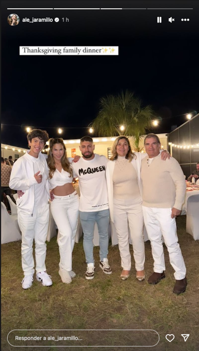 Alejandra Jaramillo con sus padres, hijo y novio