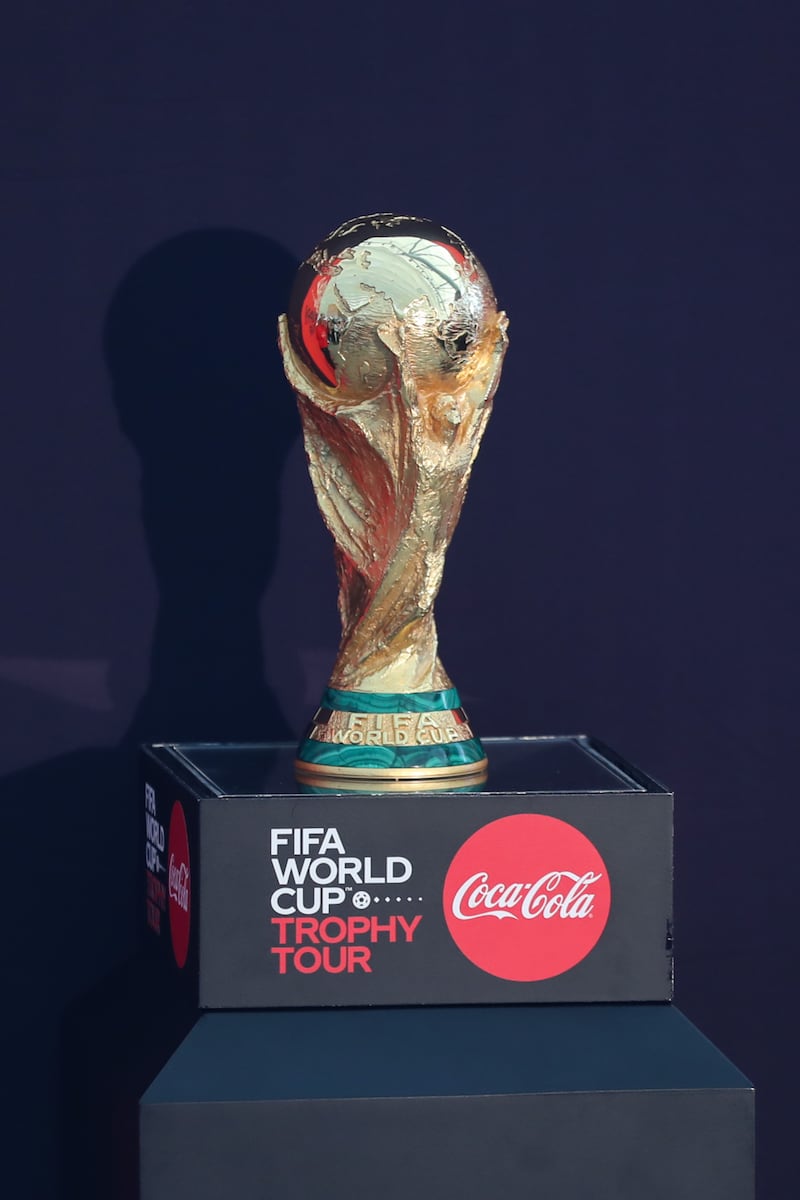 Fotografía del trofeo de la Copa Mundial de la FIFA en el Aeropuerto Internacional de Carrasco de Uruguay