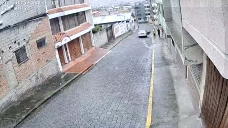 Ladrones roban a mujer y caen con un botín de celulares, laptops y dinero en el sur de Quito