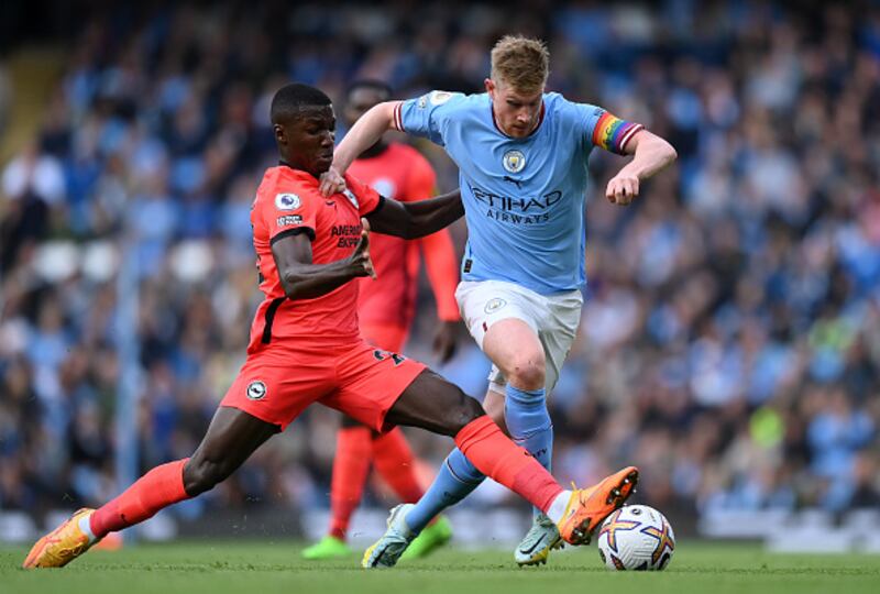 Moisés Caicedo ante el Manchester City