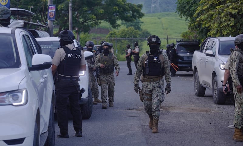 Guayaquil, viernes 07 de marzo del 2025
Policías y militares resguardan el sector de Socio Vivienda, dónde ayer hubo una masacre que deja hasta ahora 22 muertos y 6 heridos.
Fotos: César Muñoz/API