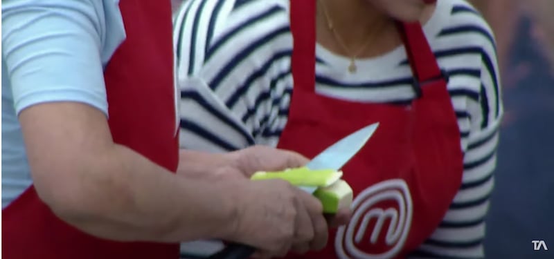 MasterChef Celebrity Ecuador: Captaron a una celebrity pelando mal un verde