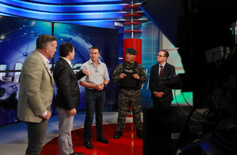 Daniel Noboa visita las instalaciones de TC Televisión a un año de la toma del canal