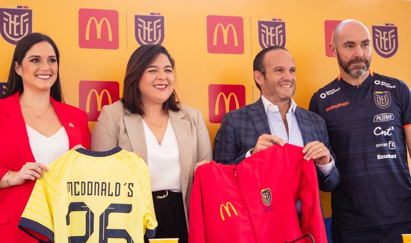 Gina Castagneto, directora general de Arcos Dorados Ecuador, y Francisco Egas titular de la FEF