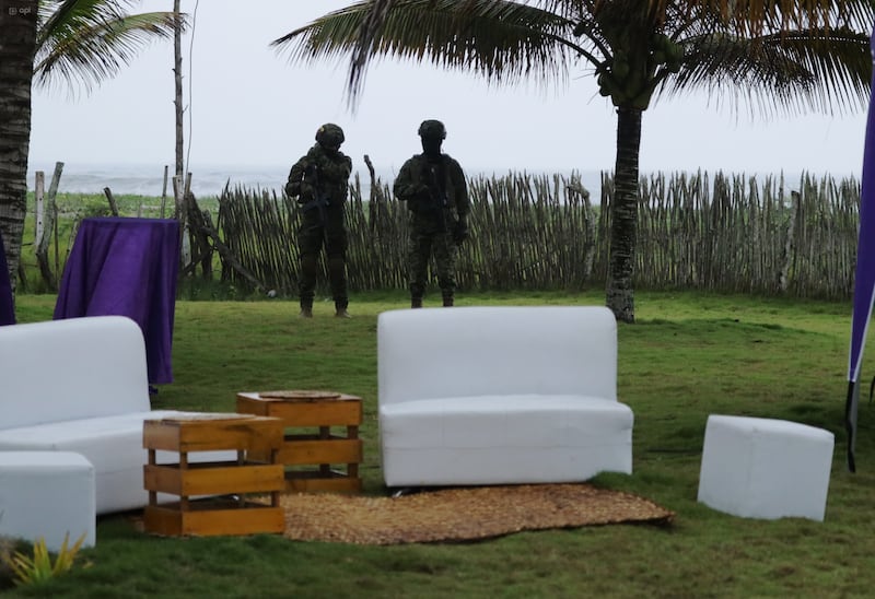 En la casa en la playa de Olón, Daniel Noboa, candidato presidencial, espera los resultados de la segunda vuelta en la elección