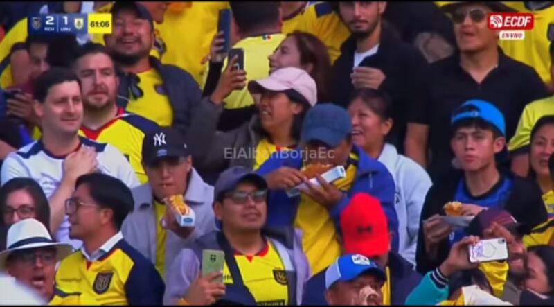 Hincha comió su hot-dog para celebrar su gol