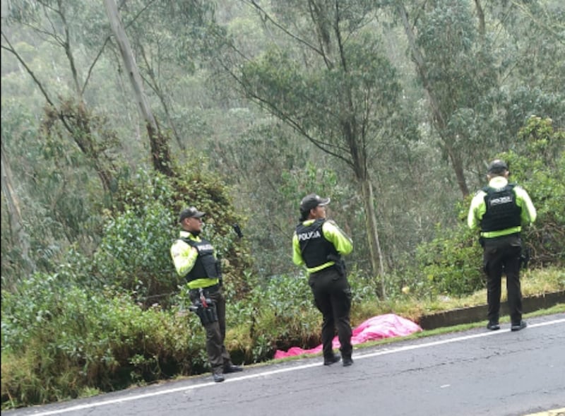 Hallan un cadáver en plena vía a Nono, en el norte de Quito