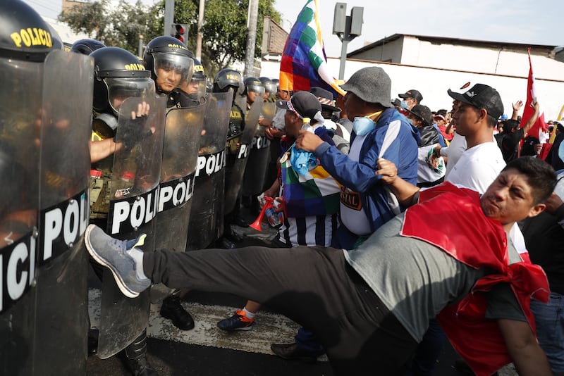 AME7303. LIMA (PERÚ), 19/01/2023.- Manifestantes enfrentan a miembros de la Policía durante la "toma de Lima" hoy, en Lima (Perú).