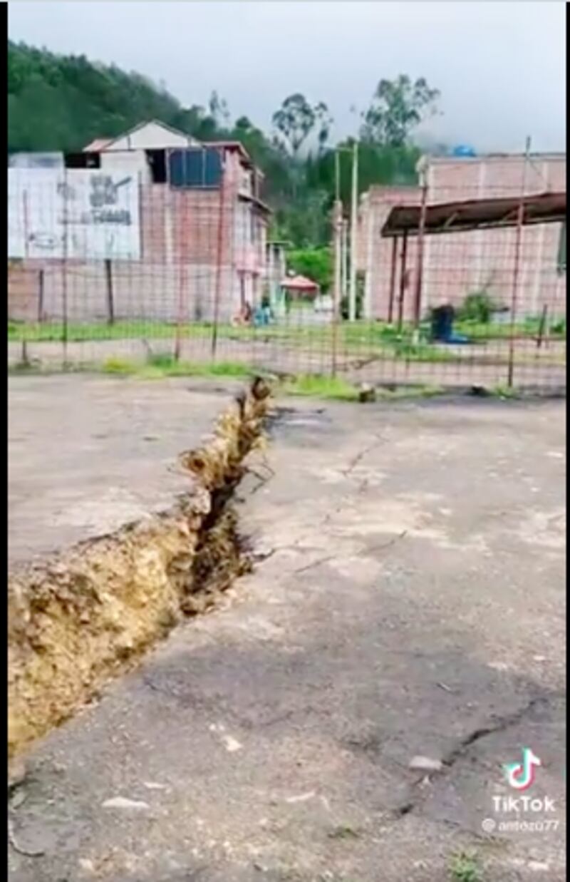 Enormes grietas y calles partidas: TikToker arriesgó su vida para grabar video del inicio de la tragedia en Alausí