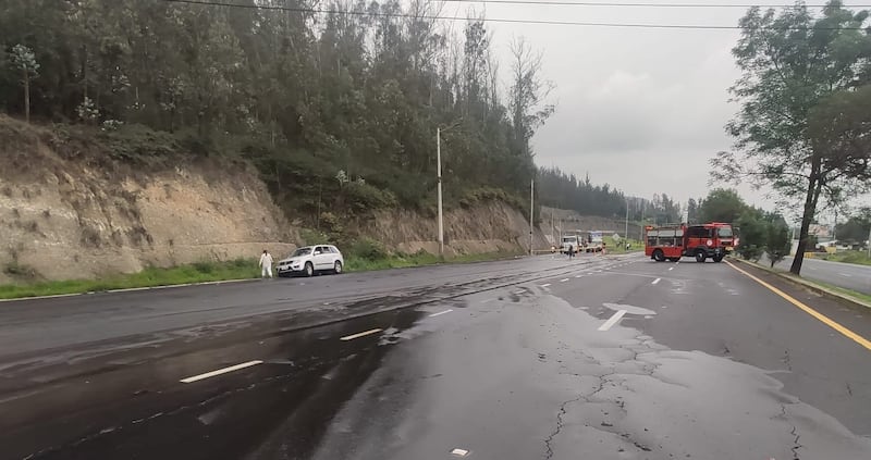 Tanquero se volcó en la Av. Simón Bolívar a horas de Nochebuena