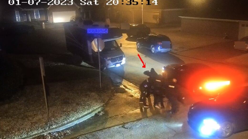 Las imágenes muestran a la policía golpeando salvajemente al trabajador de FedEx