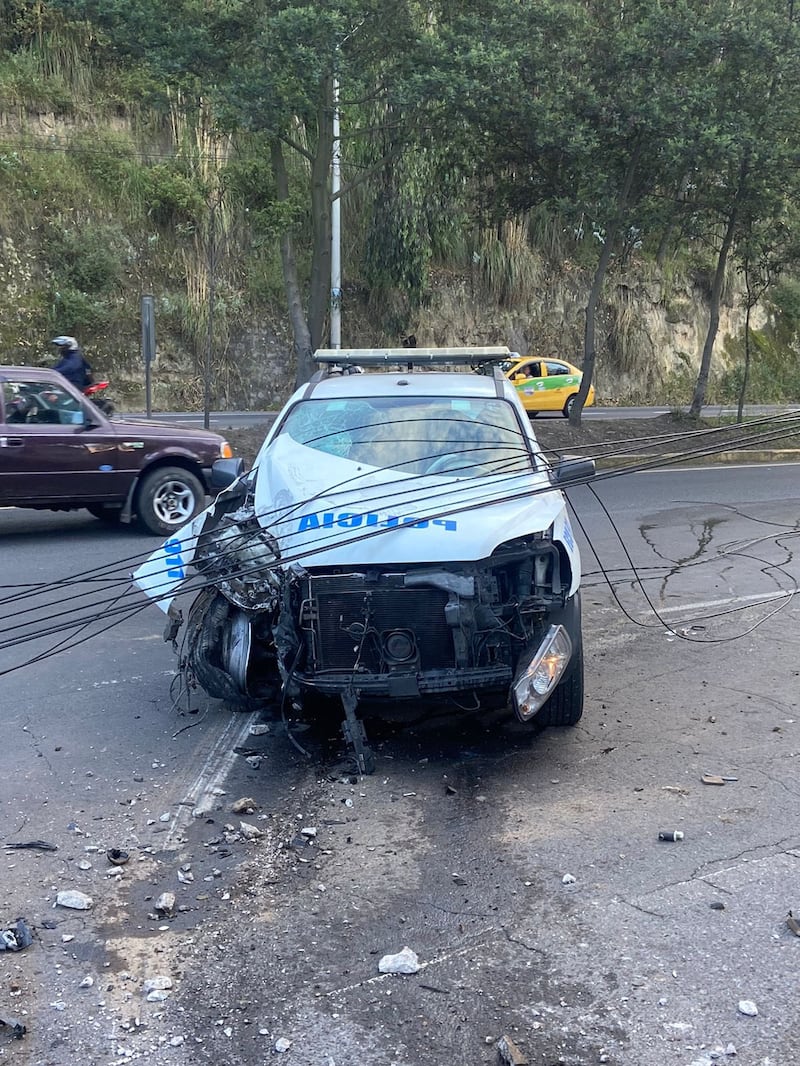 Policía se estrelló en la Simón Bolívar, en el patrullero había whisky y cerveza