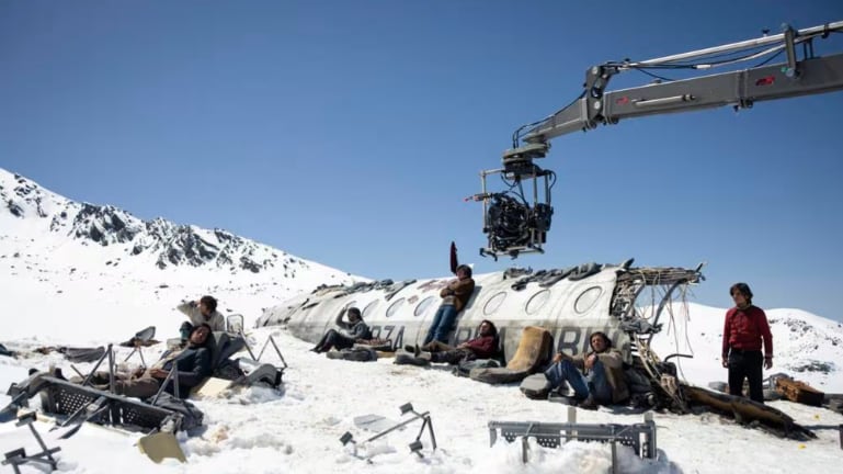 Un momento del rodaje de la película "La sociedad de la nieve", de J.A. Bayona. EFE/Netflix