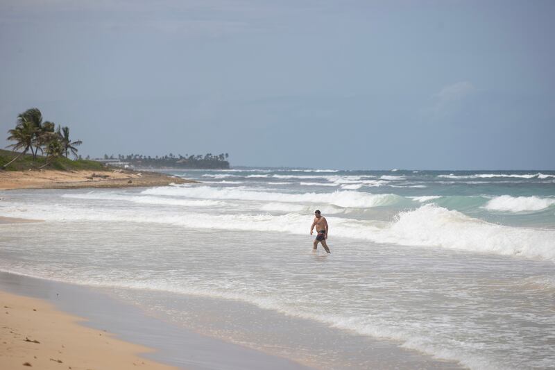 AME9099. PUNTA CANA (REPÚBLICA DOMINICANA), 13/03/2025.- Un turista camina por la playa Macao donde la Unidad de Defensa 911 realiza un operativo de búsqueda de la joven turista indo-estadounidense Sudiksha Konanki este jueves, en Punta Cana (República Dominicana). EFE/ Orlando Barría