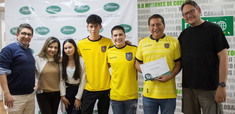 Federer entregó reconocimiento a hincha ecuatoriano.