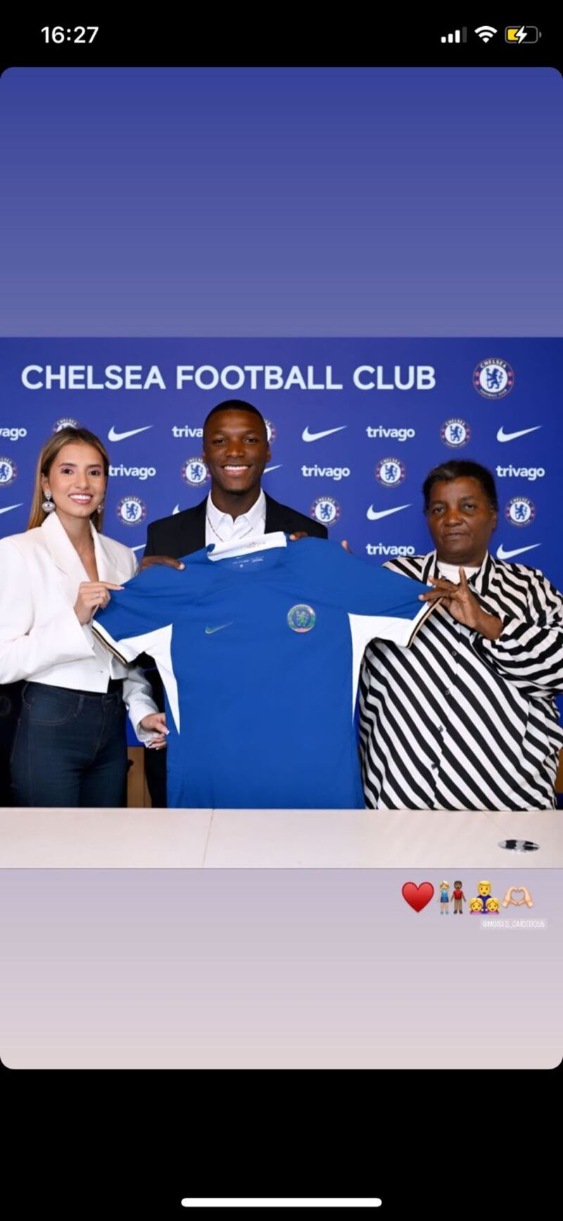 Moisés Caicedo junto a su novia y su madre en la firma del contrato con el Chelsea