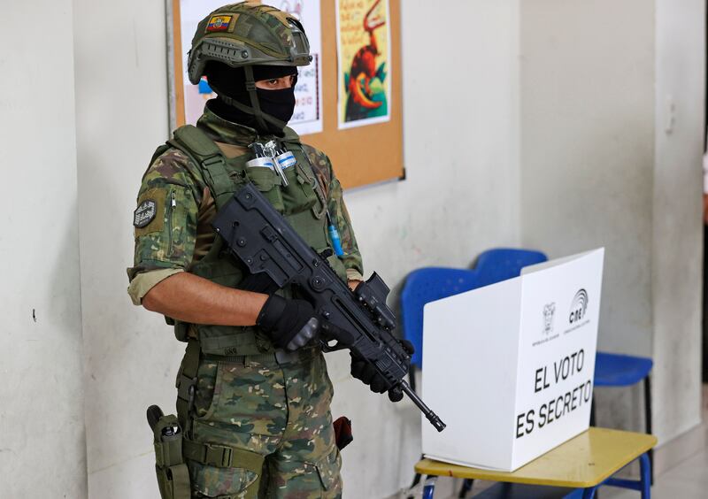 Militares brindan seguridad a los ciudadanos en sus centros de votación durante la jornada de Elecciones 2023, en Guayaquil