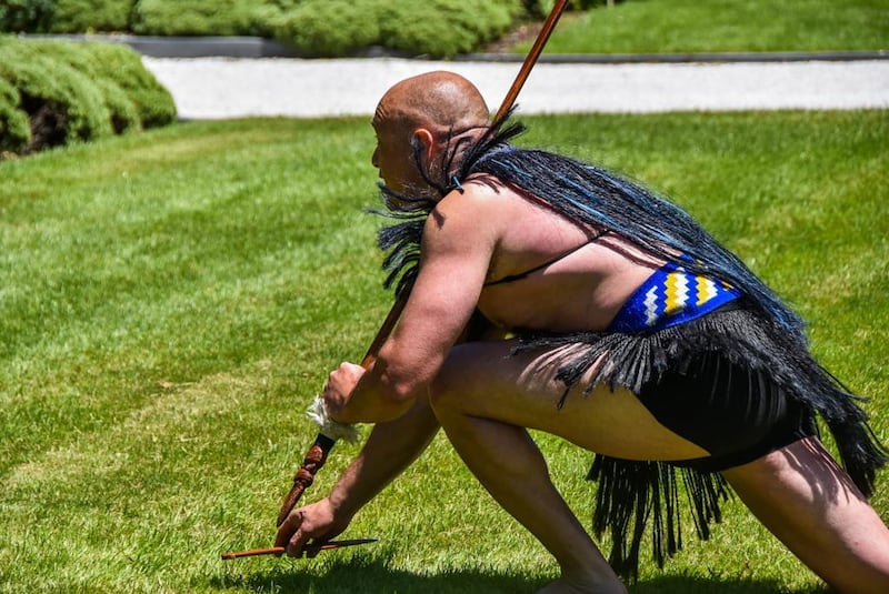 Tradicional bienvenida “haka”, y “kapa haka” de los pueblos maoríes