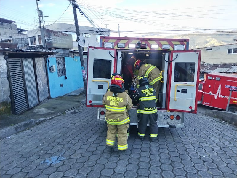 Dos ancianos resultaron heridos tras deflagración de gas en el sur de Quito.