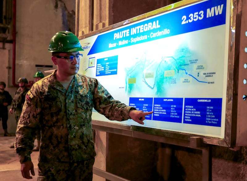 Un integrante de las Fuerzas Armadas de Ecuador recorre el embalse de Mazar