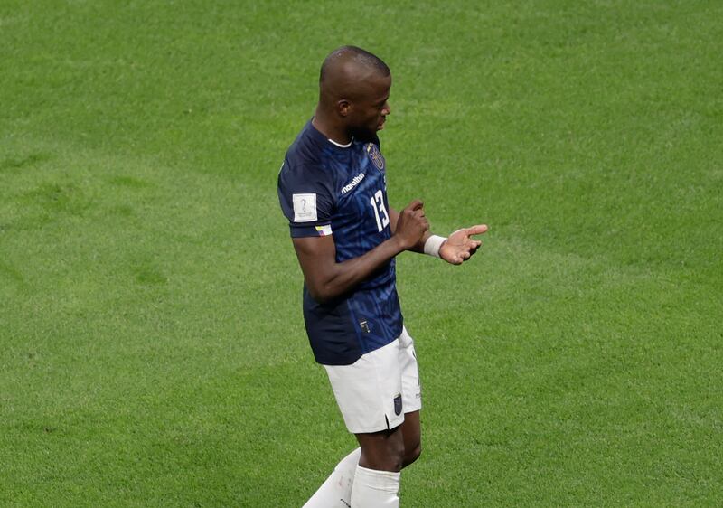 Enner Valencia de Ecuador celebra un gol hoy, en un partido de la fase de grupos del Mundial de Fútbol Qatar