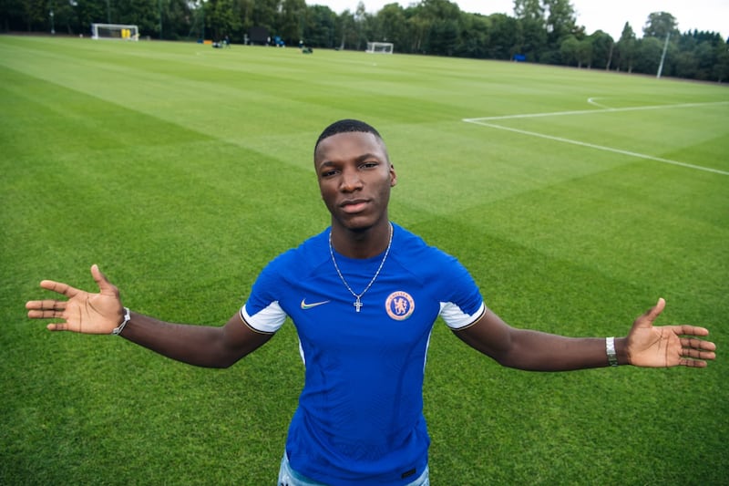 Moisés Caicedo es oficialmente nuevo jugador del Chelsea