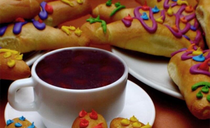 Colada morada y guaguas de pan, comida típica durante el feriado