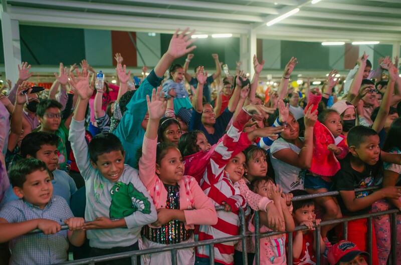 Los niños disfrutaron del show artístico que ofrecieron los personajes navideños.