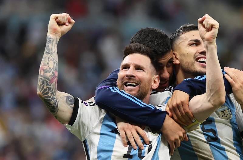Lionel Messi celebran después de ganar la tanda de penales