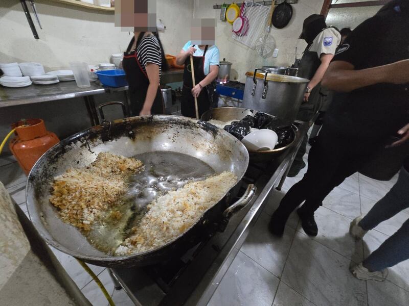 Hallaron mariscos que estaban en un congelador sucio y dañado en una cevichería del sur de Quito