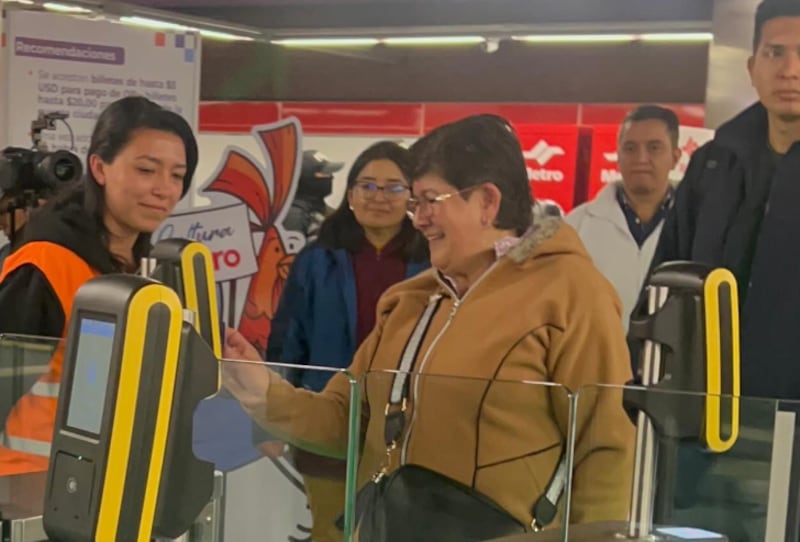 Usuarios en el primer día del Metro de Quito