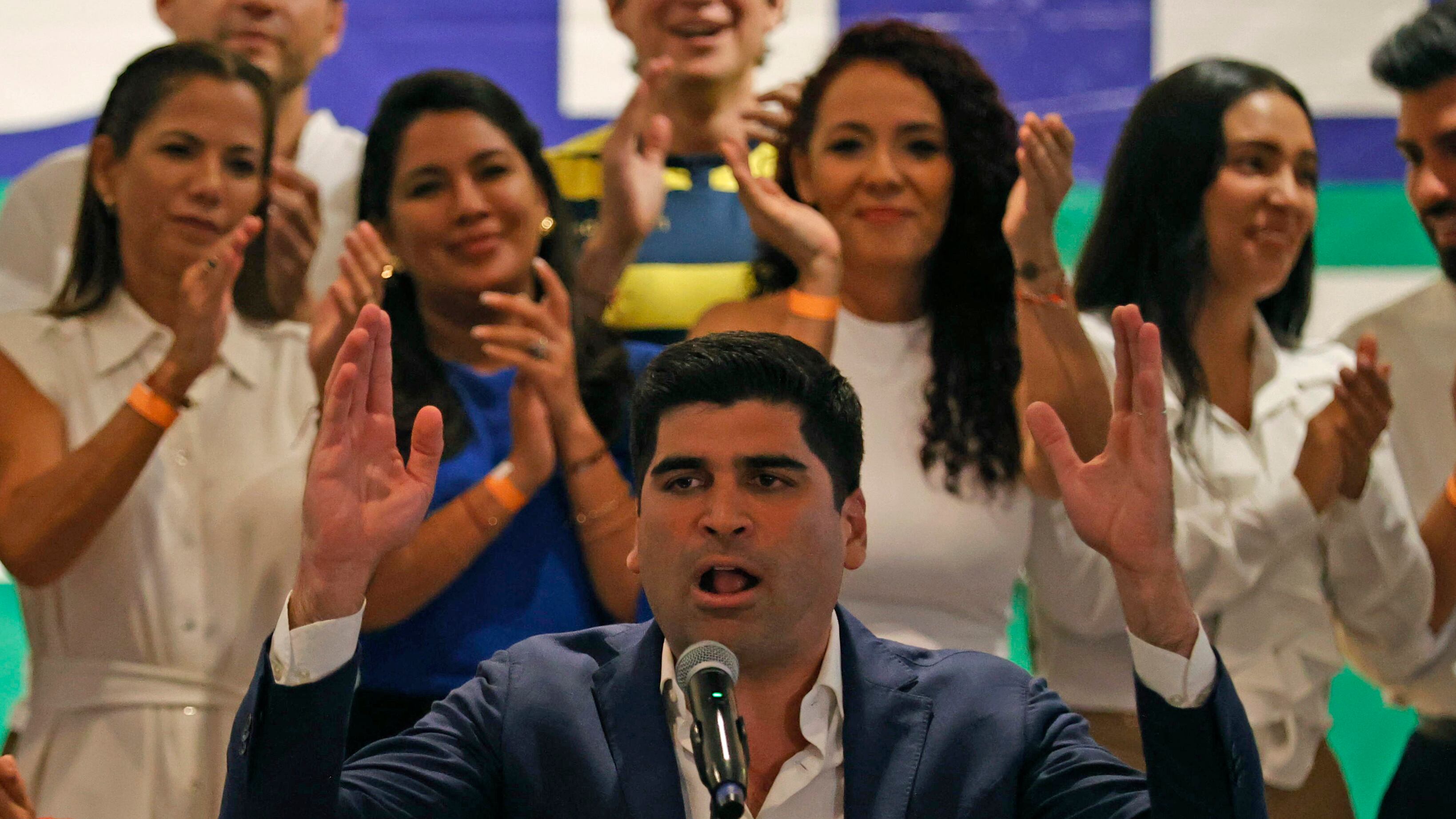 El candidato Otto Sonnenholzner habla durante el cierre de las urnas hoy, en Guayaquil