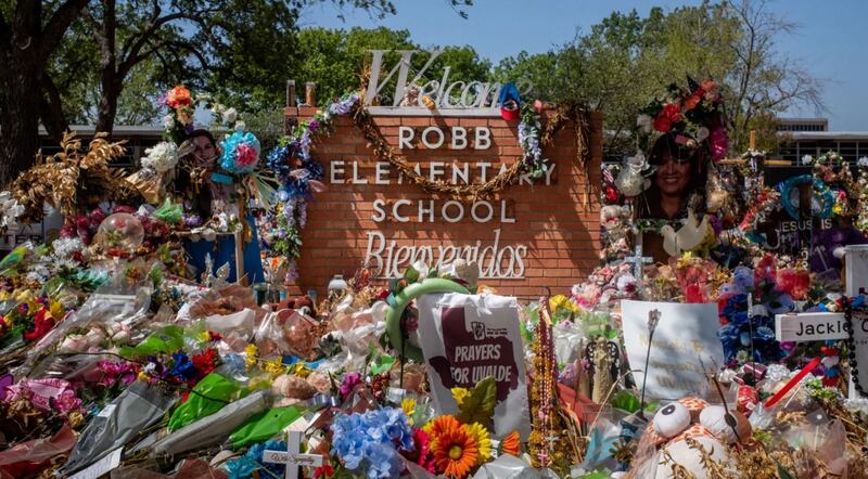 El letrero de la Escuela Primaria Robb está cubierto de flores y regalos el 17 de junio en Uvalde, Texas, después de un tiroteo masivo que dejó 19 niños y dos adultos muertos. | Foto: Brandon Bell/Getty Images/ARCHIVO