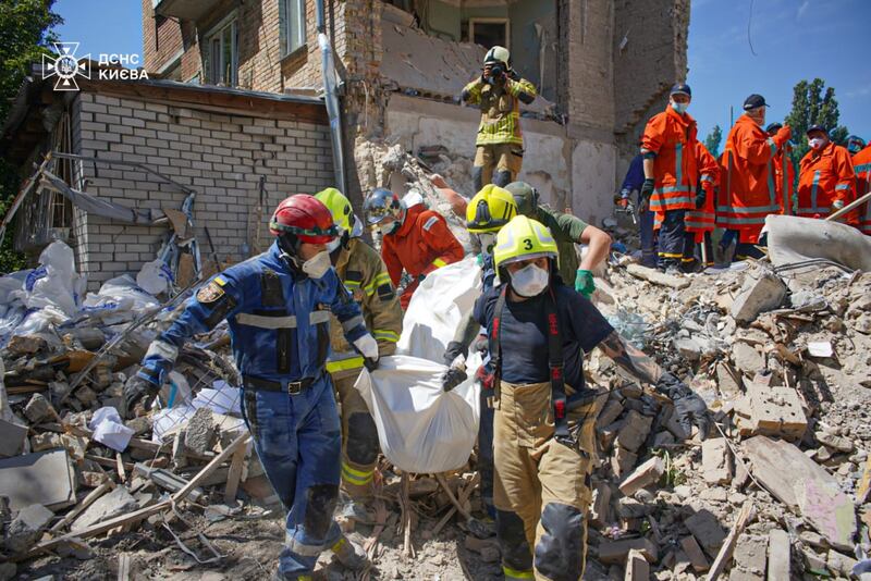 Continúan los trabajos de rescate en el hospital infantil de Kiev