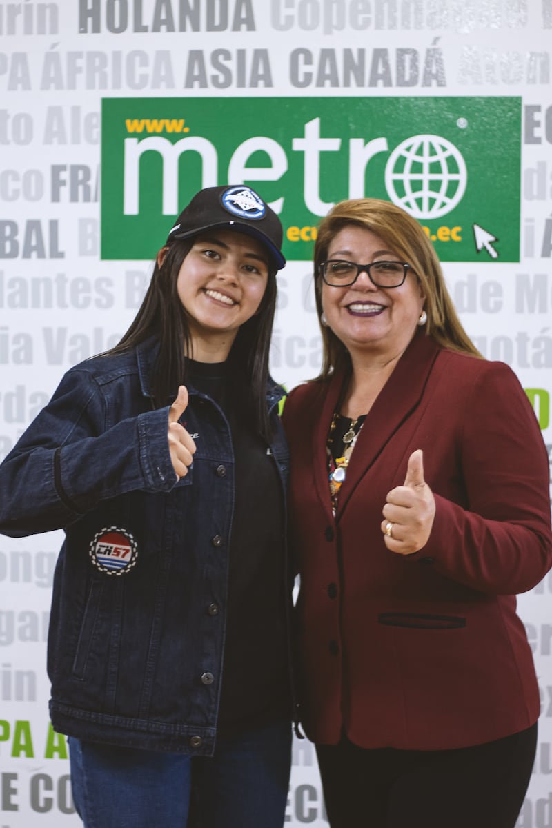 Ha sido una clave para la aún corta carrera de Doménica. Aquí sale la piloto junto a Jenny Vinueza.