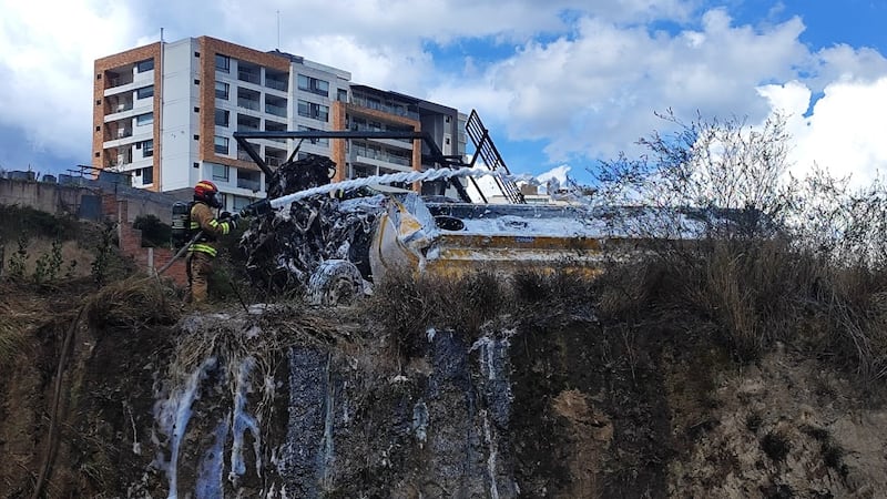 Quito: Accidente en la Ruta Viva deja un fallecido y cuatro heridos. Imagen: Bomberos Quito