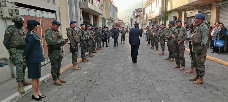 Familiares y amigos esperan los restos de la capitana Diana Ruiz en Píllaro