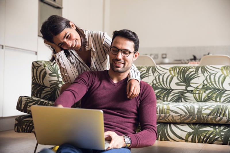 4 de cada 10 de los ecuatorianos mantuvo una relación amorosa en el trabajo