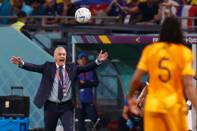 El seleccionador de Ecuador Gustavo Alfaro reacciona hoy, en un partido de la fase de grupos del Mundial de Fútbol Qatar 2022 entre Países Bajos y Ecuador en el estadio Internacional Jalifa en Doha (Catar).