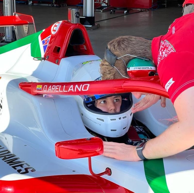 Doménica Arellano, sentada en su auto, escucha bien las instrucciones de un experto.