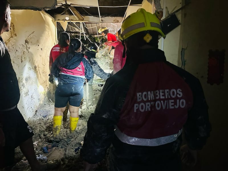 Cuatro integrantes de una familia sepultados por alud de tierra en Ecuador